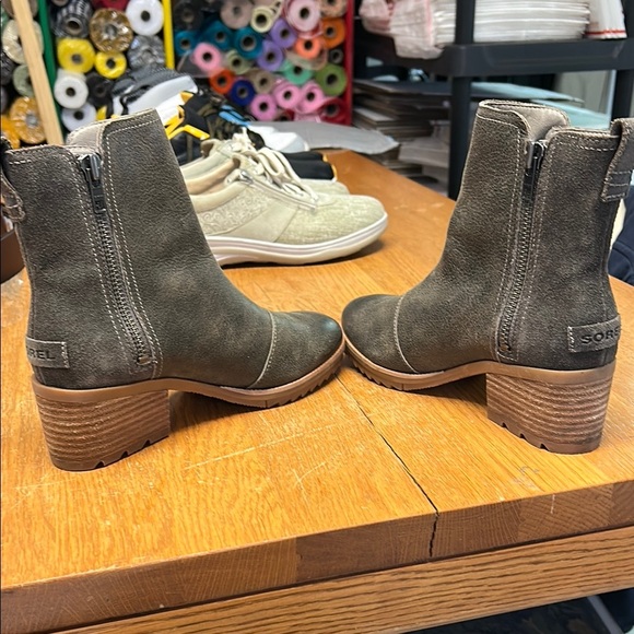 Sorel Gray Ankle Boots with Chelsea Style - Picture 4 of 7